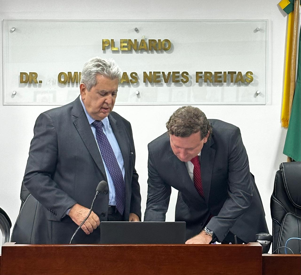 Dr. Luis Claudio Amaral assina o termo de posse.